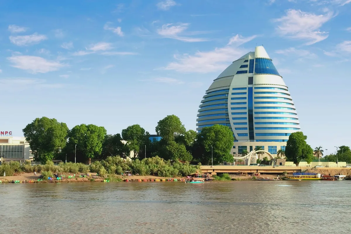De Nijl bij Khartoem, met de skyline van de stad aan de overkant