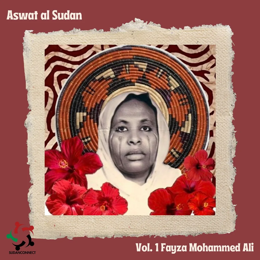 Portret van Fayza Mohammed Ali, omringd door hibiscusbloemen, bij deel 1 van Aswat Al Sudan.