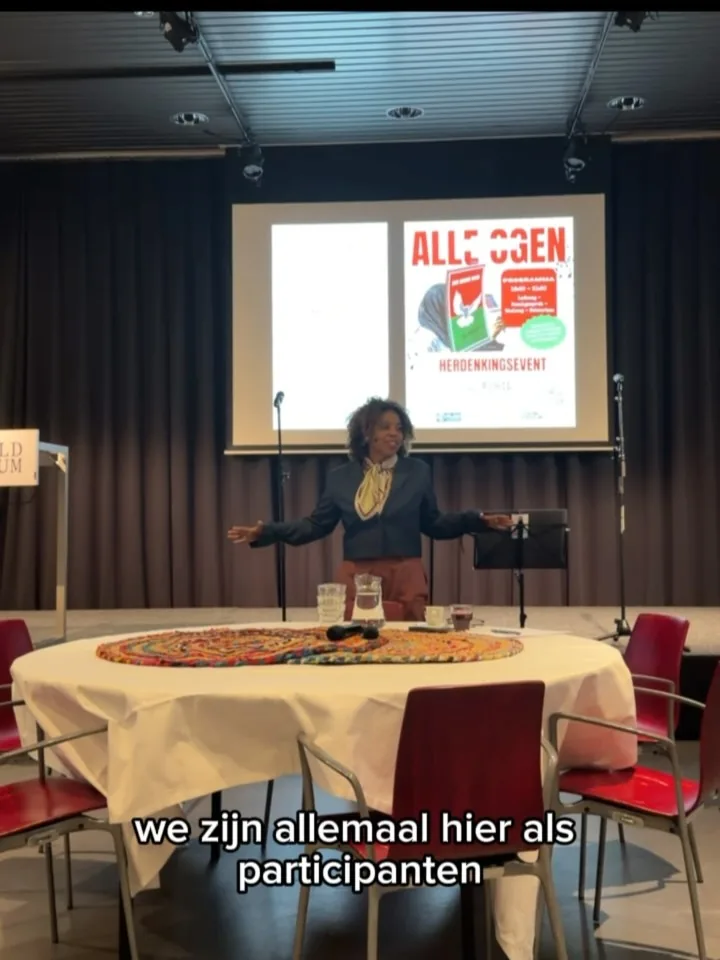 Foto van de avond van 15 april in Wereldmuseum Leiden: het panelgesprek en de zaal.