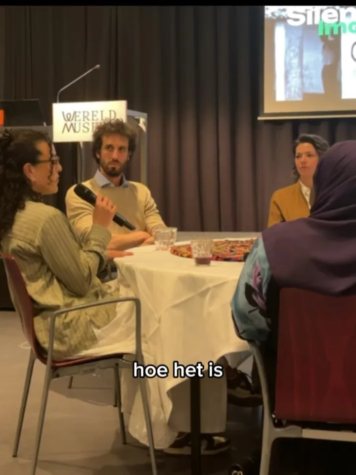Foto van de avond van 15 april in Wereldmuseum Leiden: het panelgesprek en de zaal.
