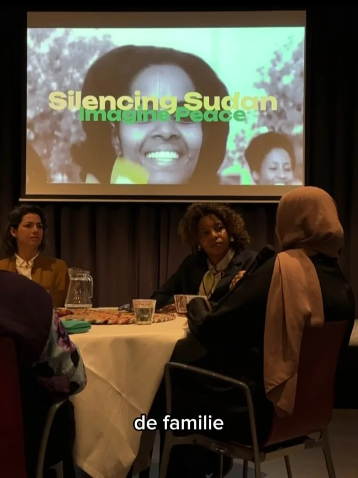 Foto van de avond van 15 april in Wereldmuseum Leiden: het panelgesprek en de zaal.