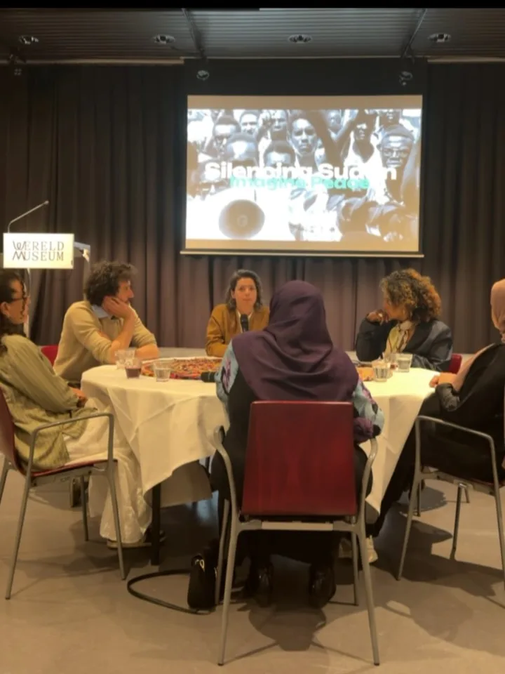 Foto van de avond van 15 april in Wereldmuseum Leiden: het panelgesprek en de zaal.