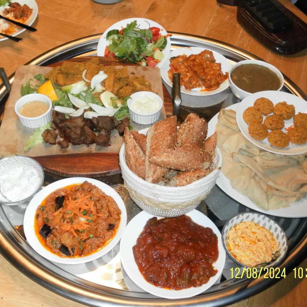 Bezoekers aan tafel tijdens de kennismakingsmiddag bij Napata Restaurant.