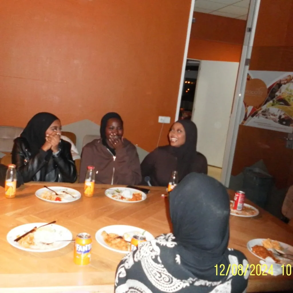 Bezoekers aan tafel tijdens de kennismakingsmiddag bij Napata Restaurant.