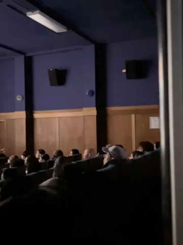 Beeld uit de zaal tijdens de vertoning in filmtheater Kriterion.